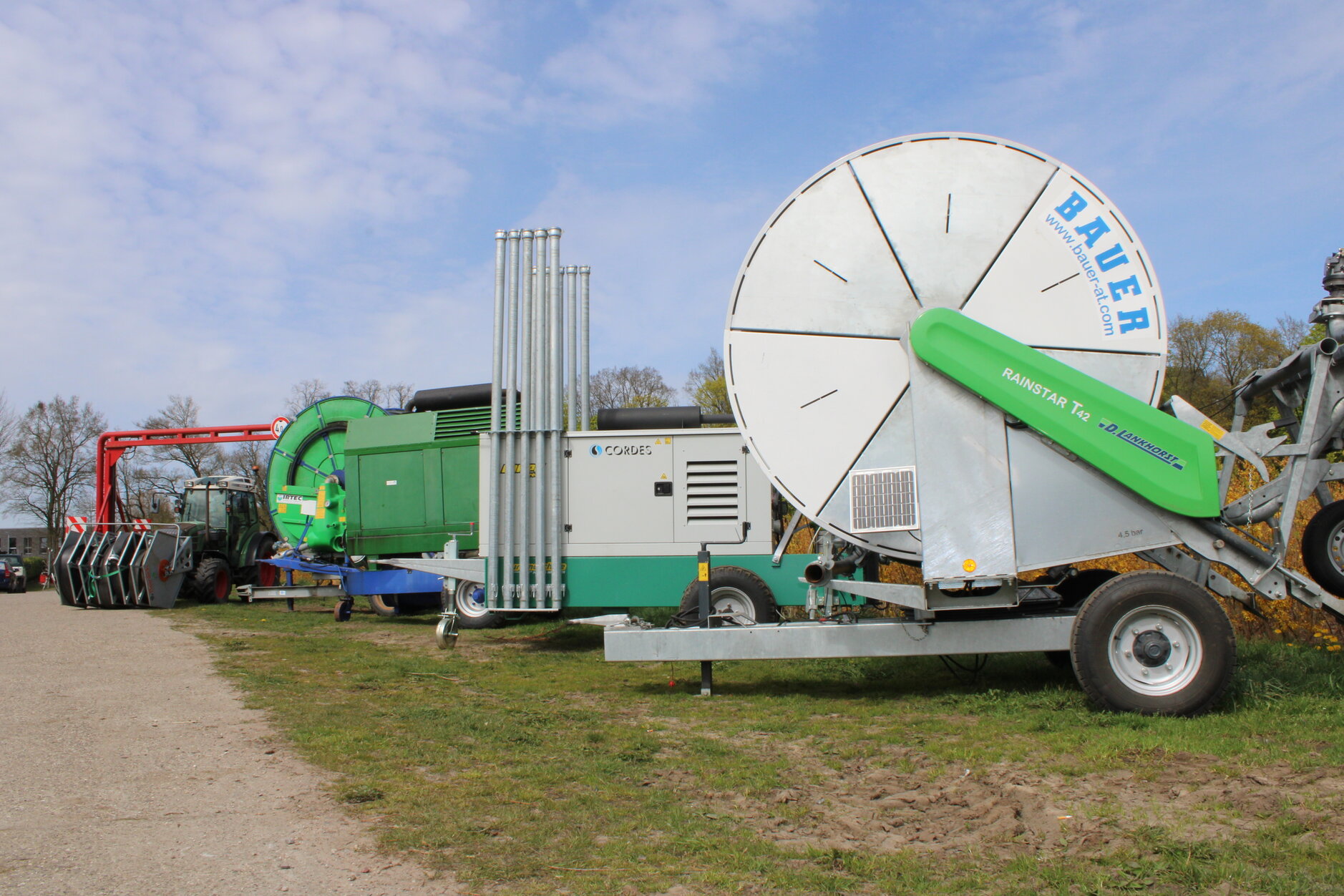 Mitarbeiter bei Pflanzarbeiten im Garten- und Landschaftsbau